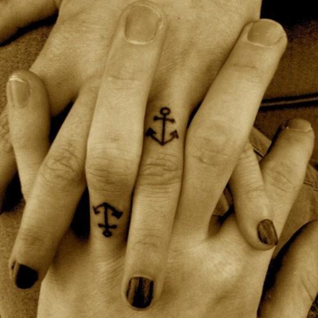 Hình xăm ngón tay của các cặp đôi yêu nhau