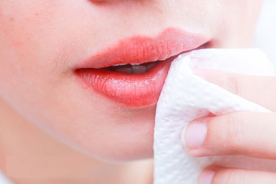 Vệ sinh môi sau khi phun xăm - Bạn đã làm đúng chưa? | Seoul Academy