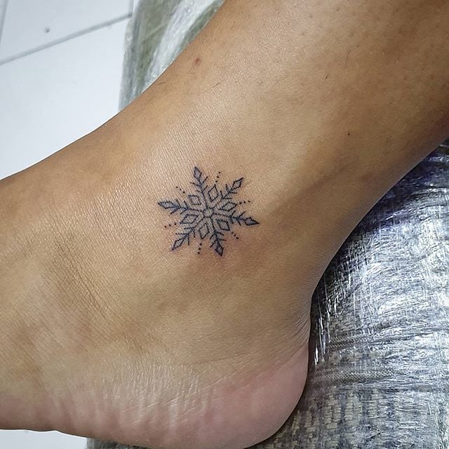 Hình tattoo hoa văn cực nhỏ trên chân nữ