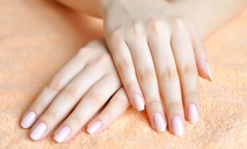 Móng tay sẽ rất dễ bị hư tổn nếu không dán móng giả đúng cách