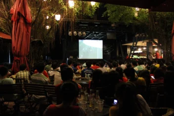 Quán cafe coi đá banh quận 1