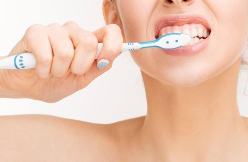 Bọc răng sứ có bị hôi miệng không? Nguyên nhân & Cách xử lý