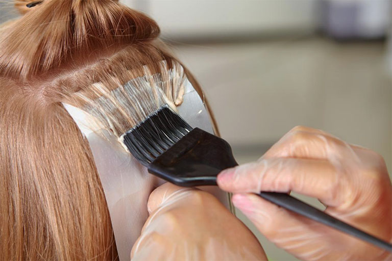 Hạn chế nhuộm tóc hay sử dụng các chất hóa học tác động lên tóc trong quá trình chữa tóc bạc sớm bằng khế