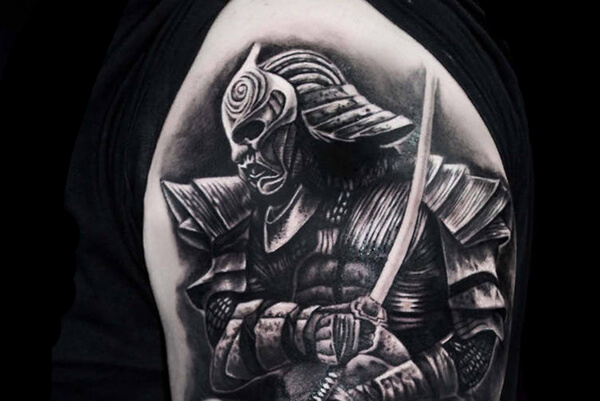 Tattoo Samurai cầm kiếm