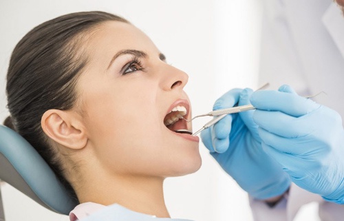 Bọc răng sứ có bị hôi miệng không? Nguyên nhân & Cách xử lý