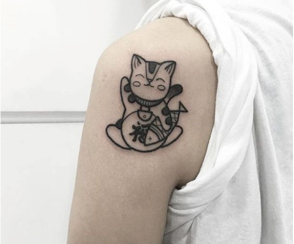 tattoo mèo thần tài ở cánh tay