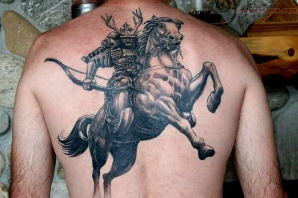 Hình xăm samurai cưỡi ngựa